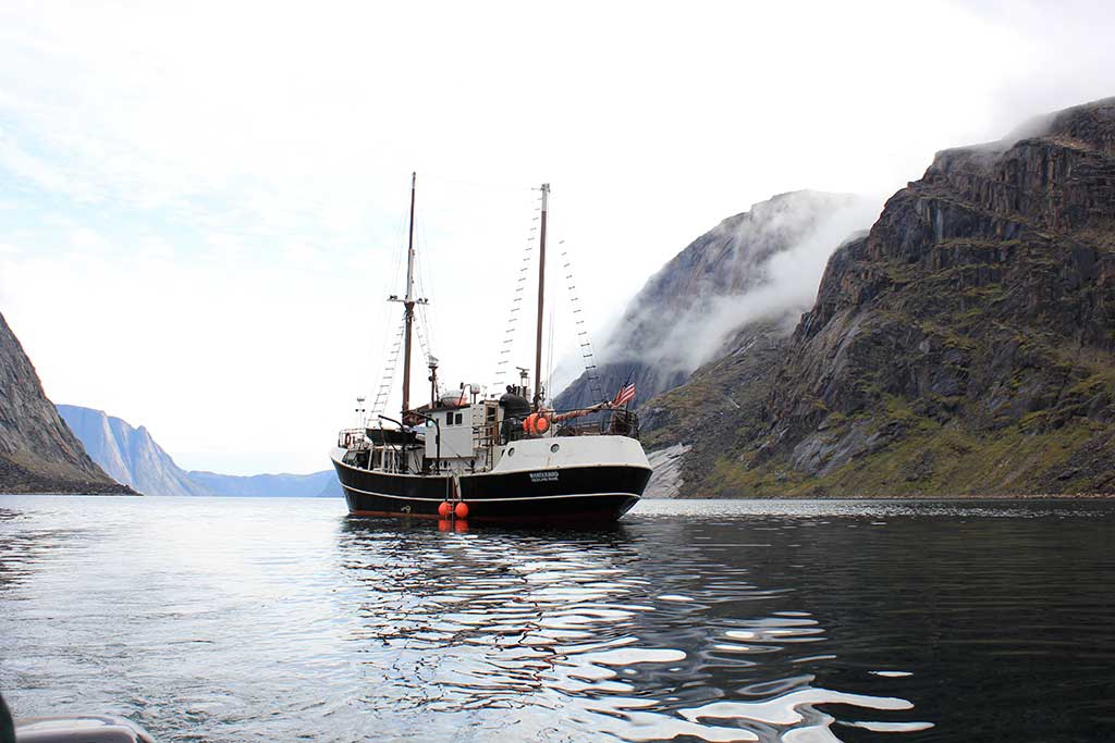 Chasing-the-Light-Expedition---the-Wanderbird-in-Greenland