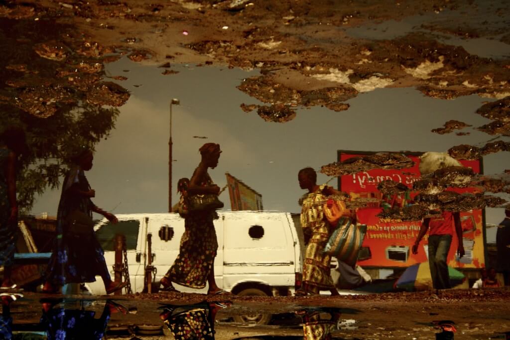 2 76- © Kiripi Katembo, Avancer, « Un regard », 2009