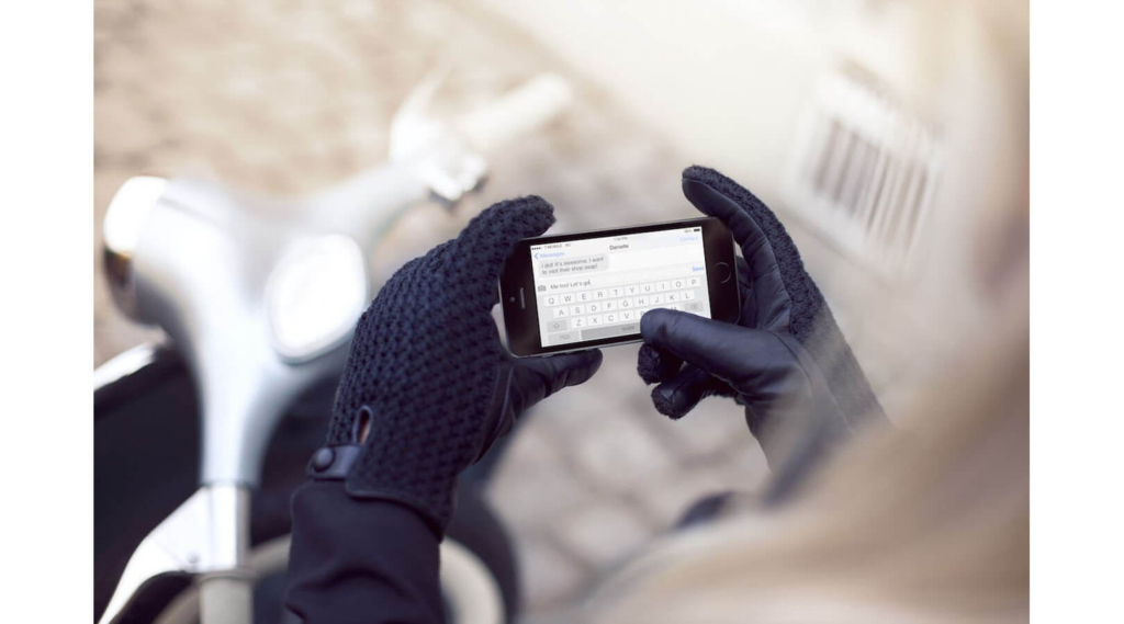 6 Mujjo-Leather-Crochet-Touchscreen-Gloves-01