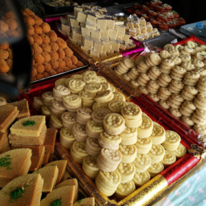 Dulces a base de leche, a menudo decorados con hojas de plata