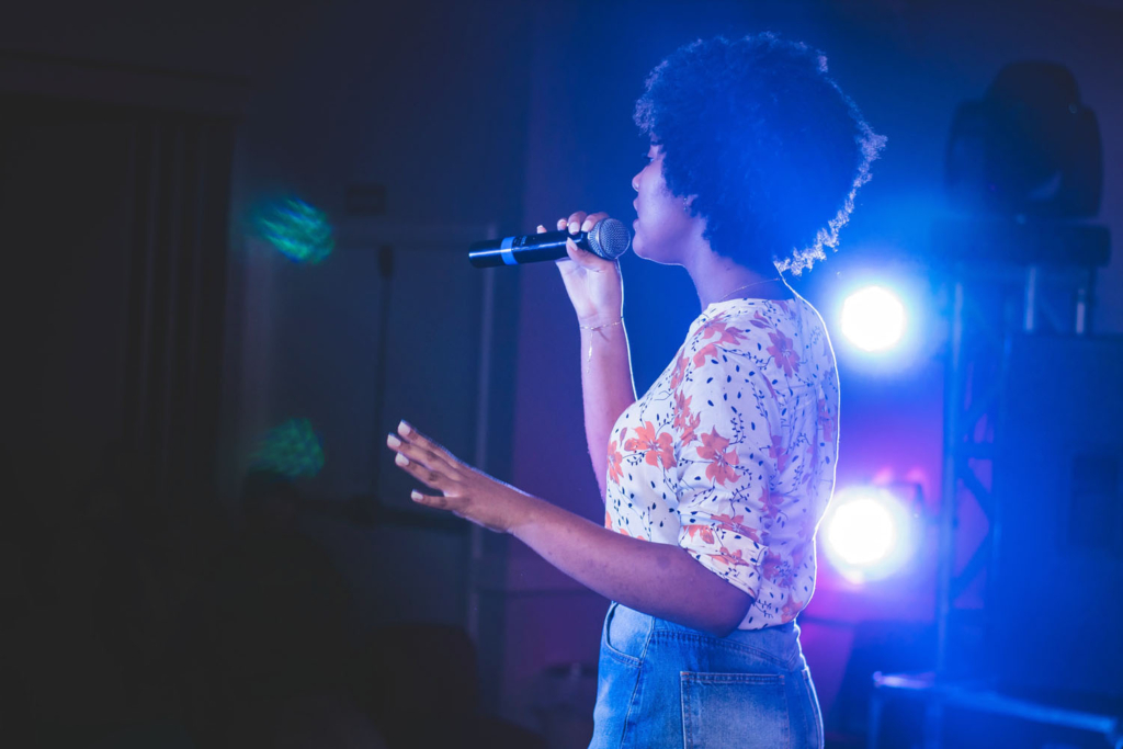 1 woman singer