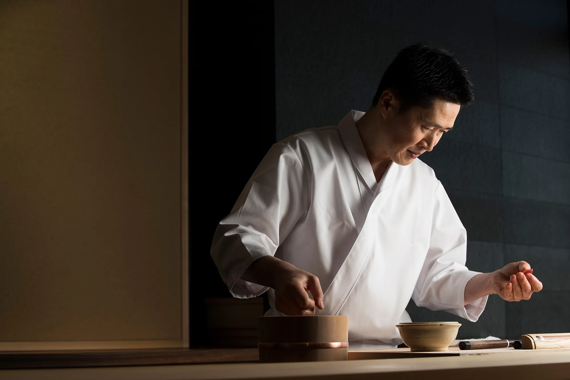 4b-Mandarin Oriental, Tokyo_Sushi Shin by Miyakawa_Chef Action 1