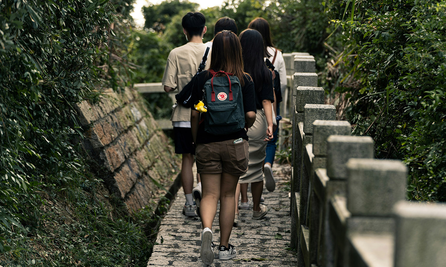 travel-wellness-walking